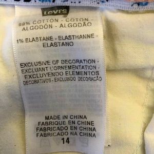 White Levi Capri stretch denim. Excellent condition, worn only a few times.